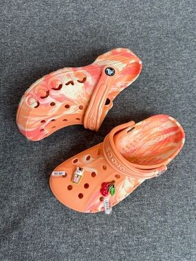 NEW Crocs Adult Baya Marbled Clogs Unisex with 2 Free Jibbitz Mens 5 Womens 7